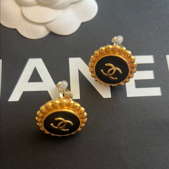 CHANEL Black and Gold Interlocking CC earrings Clip ons - Picture 16 of 16